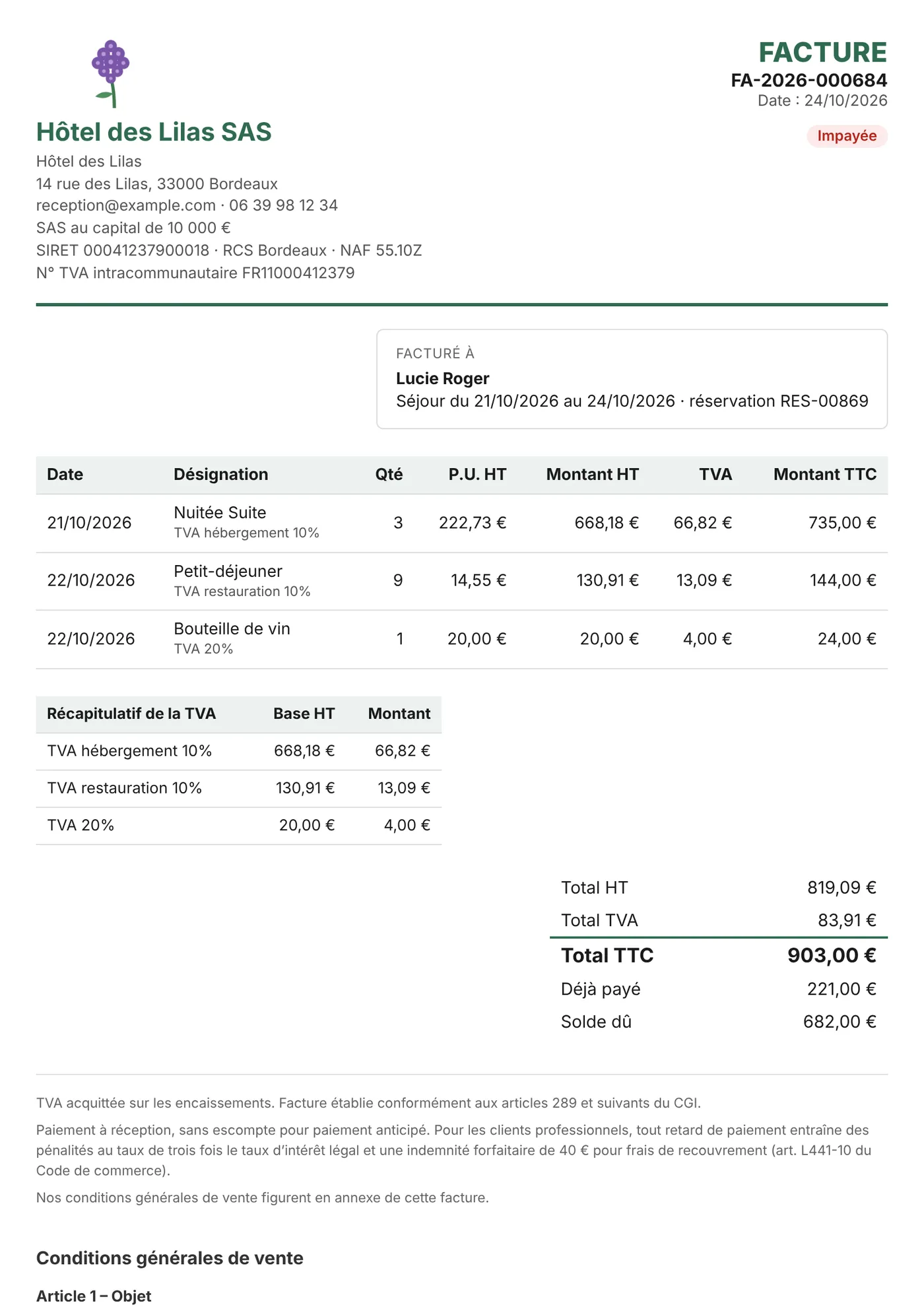 Facture imprimée par Etelya pour un établissement fictif : logo et couleur de l’hôtel, mentions légales du vendeur, bloc Facturé à, détail HT, TVA et TTC, récapitulatif de TVA et conditions de paiement