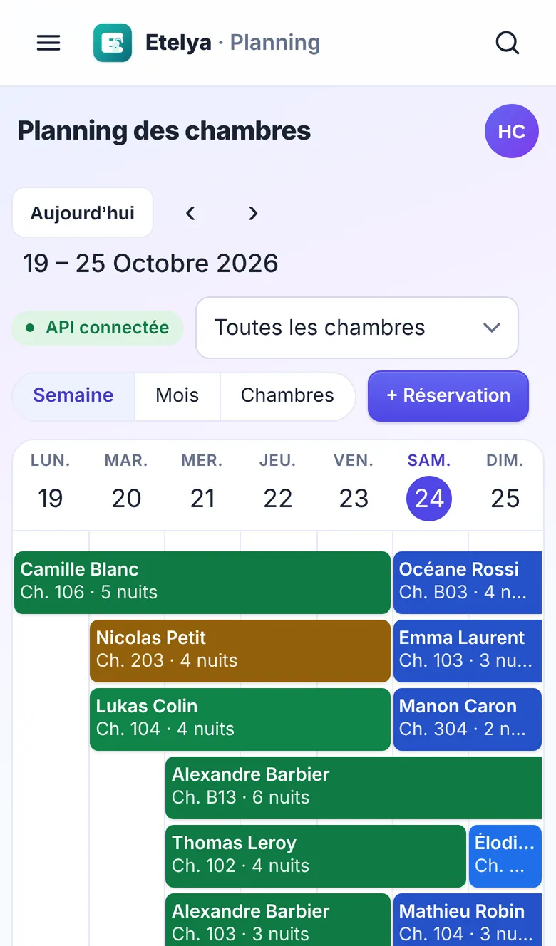 Planning d’Etelya en vue semaine sur un téléphone, avec les séjours en bandes de couleur