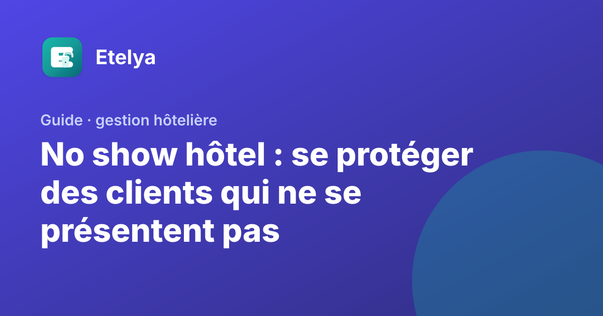 Réception d'hôtel en soirée avec une clé de chambre qui attend un client absent